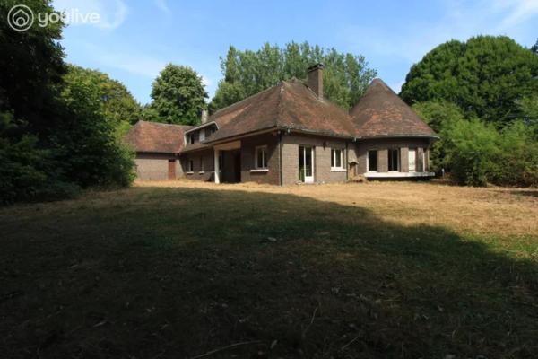 Propriété d’architecte de 316 m² sur un terrain de 14000 m²