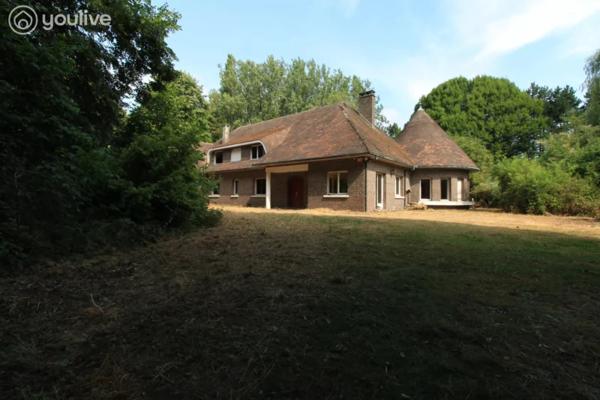 Propriété d’architecte de 316 m² sur un terrain de 14000 m²