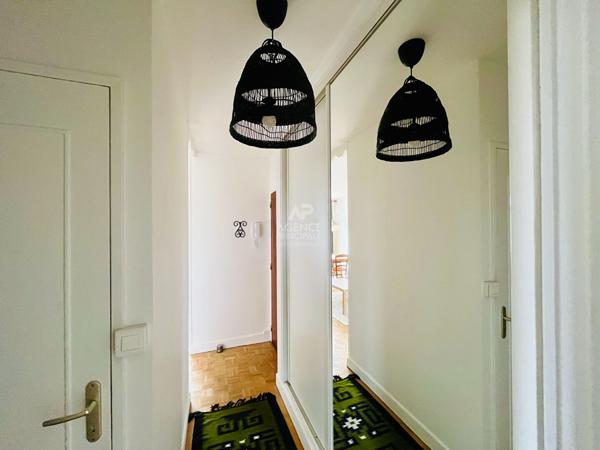 "Versailles Avenue des Etats Unis" Jolie 2 pièces meublé de 43m² avec vue dégagée et place de parking ! Loyer 1 100 €/mois charges comprises **  - Référence  27355