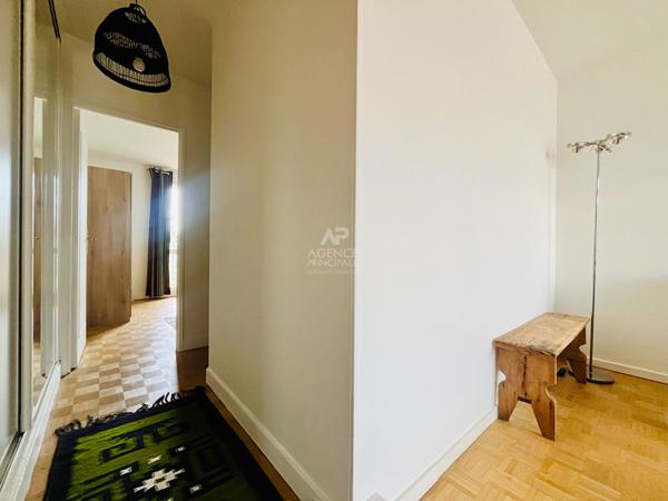 "Versailles Avenue des Etats Unis" Jolie 2 pièces meublé de 43m² avec vue dégagée et place de parking ! Loyer 1 100 €/mois charges comprises **  - Référence  27355