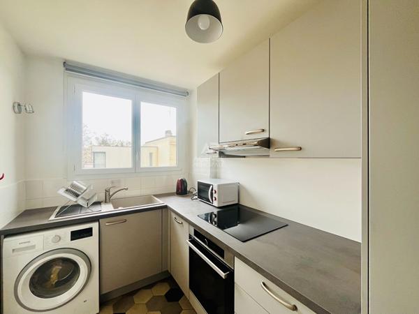 "Versailles Avenue des Etats Unis" Jolie 2 pièces meublé de 43m² avec vue dégagée et place de parking ! Loyer 1 100 €/mois charges comprises **  - Référence  27355