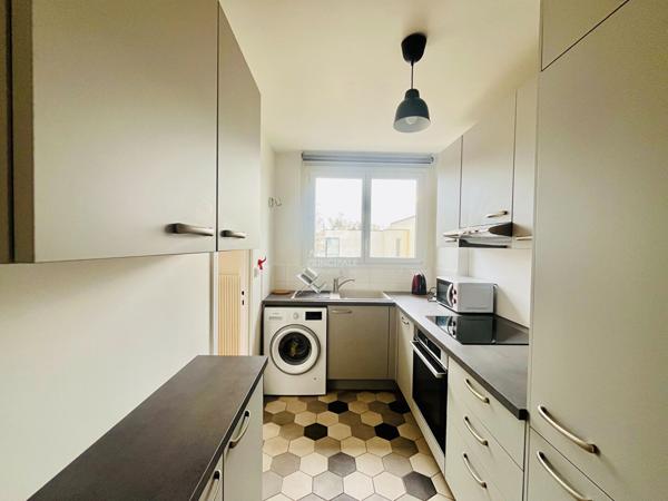 "Versailles Avenue des Etats Unis" Jolie 2 pièces meublé de 43m² avec vue dégagée et place de parking ! Loyer 1 100 €/mois charges comprises **  - Référence  27355