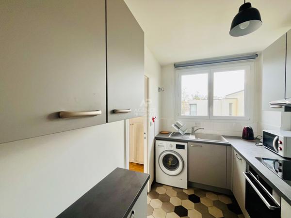 "Versailles Avenue des Etats Unis" Jolie 2 pièces meublé de 43m² avec vue dégagée et place de parking ! Loyer 1 100 €/mois charges comprises **  - Référence  27355