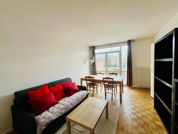 "Versailles Avenue des Etats Unis" Jolie 2 pièces meublé de 43m² avec vue dégagée et place de parking ! Loyer 1 100 €/mois charges comprises **  - Référence  27355