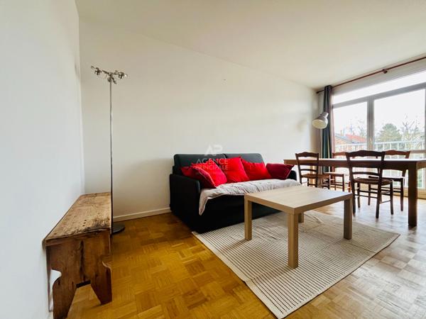"Versailles Avenue des Etats Unis" Jolie 2 pièces meublé de 43m² avec vue dégagée et place de parking ! Loyer 1 100 €/mois charges comprises **  - Référence  27355
