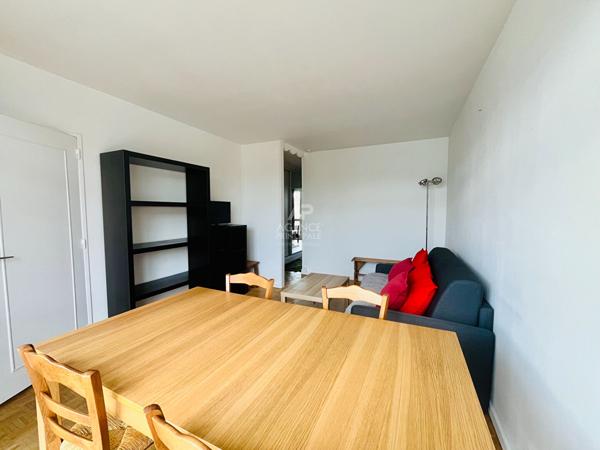"Versailles Avenue des Etats Unis" Jolie 2 pièces meublé de 43m² avec vue dégagée et place de parking ! Loyer 1 100 €/mois charges comprises **  - Référence  27355