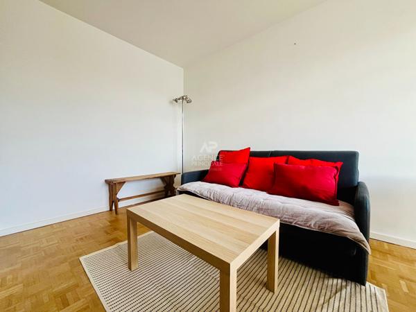 "Versailles Avenue des Etats Unis" Jolie 2 pièces meublé de 43m² avec vue dégagée et place de parking ! Loyer 1 100 €/mois charges comprises **  - Référence  27355