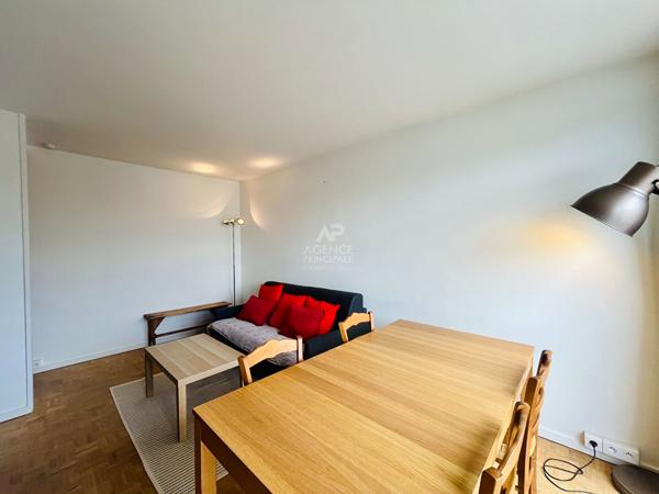 "Versailles Avenue des Etats Unis" Jolie 2 pièces meublé de 43m² avec vue dégagée et place de parking ! Loyer 1 100 €/mois charges comprises **  - Référence  27355
