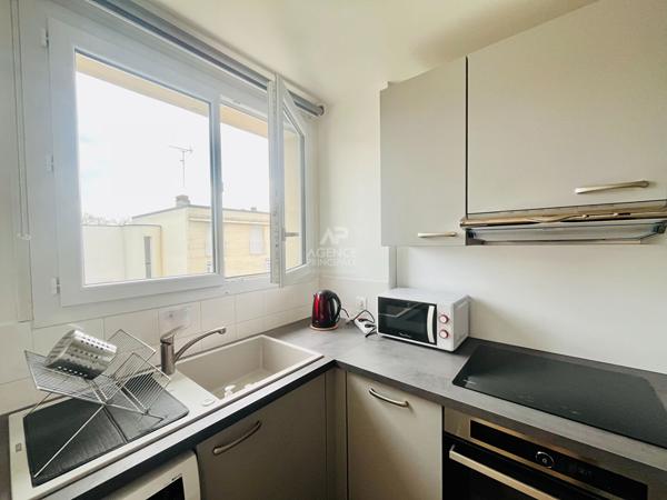 "Versailles Avenue des Etats Unis" Jolie 2 pièces meublé de 43m² avec vue dégagée et place de parking ! Loyer 1 100 €/mois charges comprises **  - Référence  27355