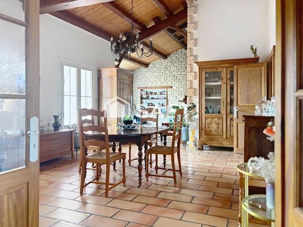 Propriété familiale avec piscine proche des plages !