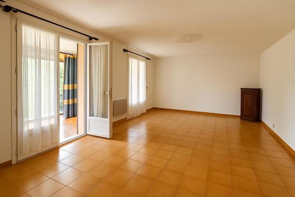 Plain-pied avec jardin et garage/Beau potentiel à moderniser !