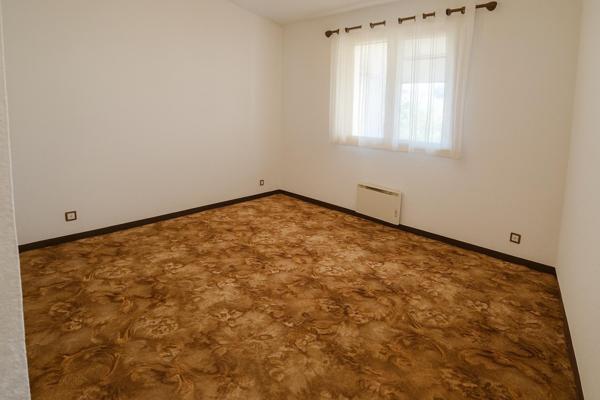 Plain-pied avec jardin et garage/Beau potentiel à moderniser !