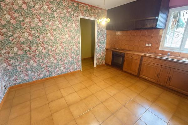 Plain-pied avec jardin et garage/Beau potentiel à moderniser !