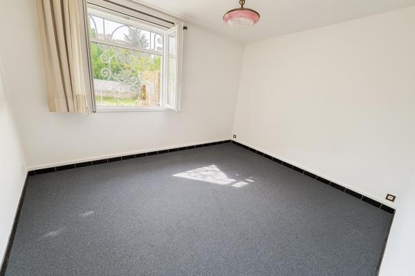 Plain-pied avec jardin et garage/Beau potentiel à moderniser !