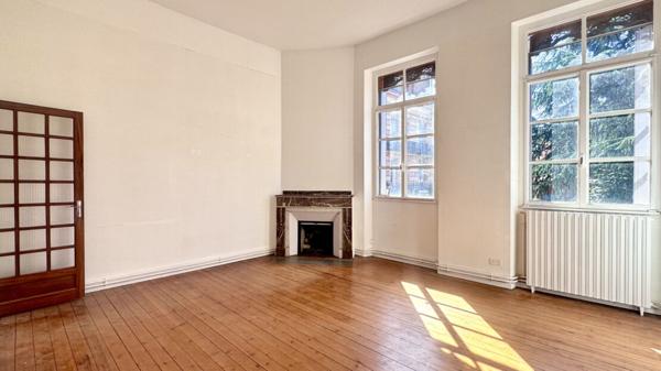 Bureaux 5 Pièces À Rafraichir