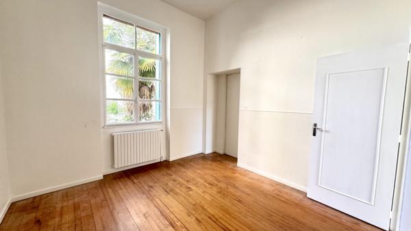 Bureaux 5 Pièces À Rafraichir