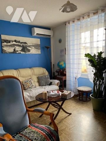 Maison de village donnant sur la rivière