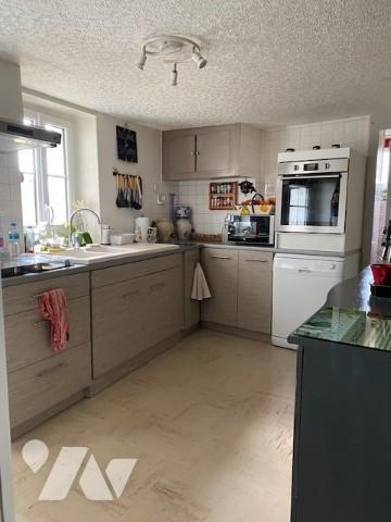 Maison de village donnant sur la rivière