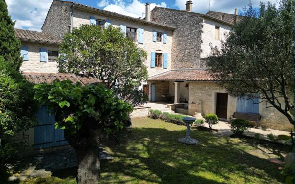 Maison à vendre    6 pièces •  Barjac