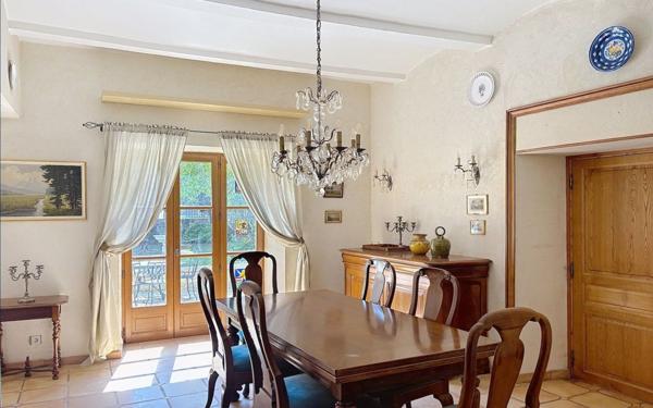 Maison à vendre    6 pièces •  Barjac