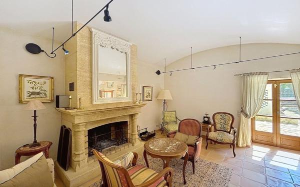 Maison à vendre    6 pièces •  Barjac