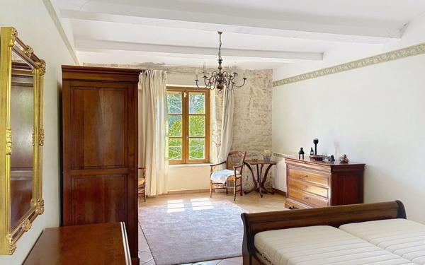 Maison à vendre    6 pièces •  Barjac