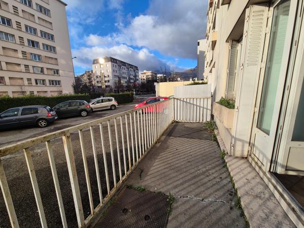 Tout Grenoble à portée de main… et l’esprit ailleurs