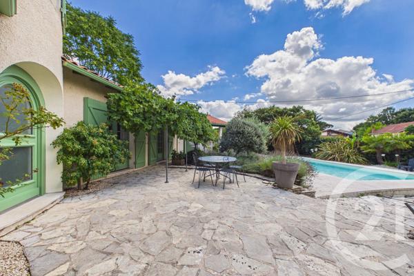 Maison à vendre  10 pièces - 245 m 2   EYSINES  - 33