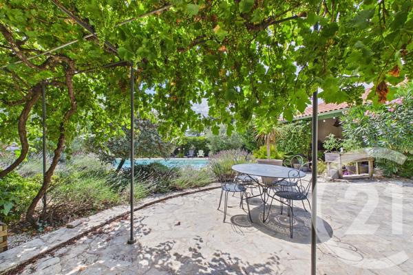 Maison à vendre  10 pièces - 245 m 2   EYSINES  - 33