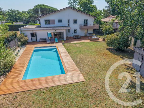 Maison à vendre  10 pièces - 245 m 2   EYSINES  - 33