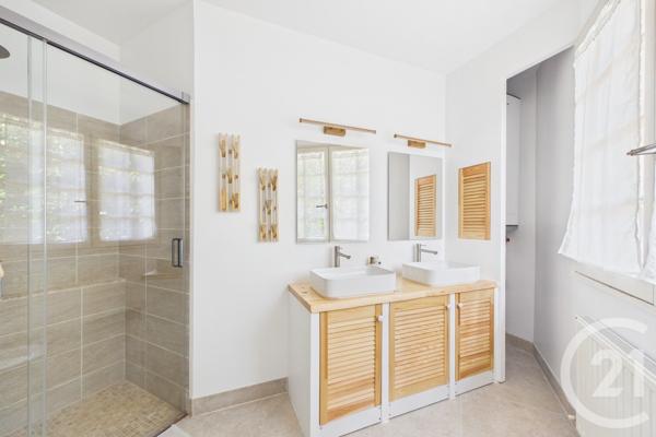 Maison à vendre  10 pièces - 245 m 2   EYSINES  - 33