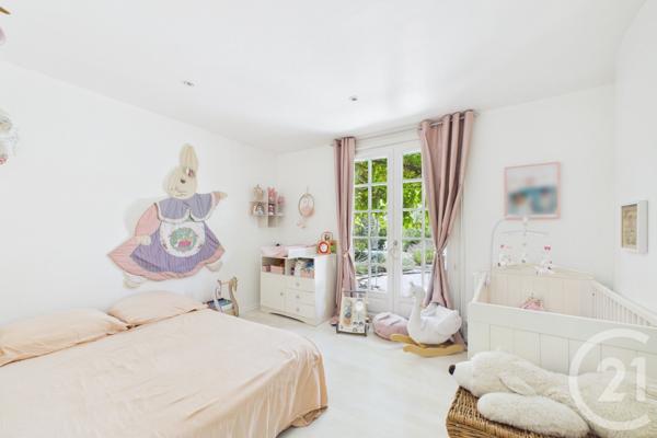 Maison à vendre  10 pièces - 245 m 2   EYSINES  - 33