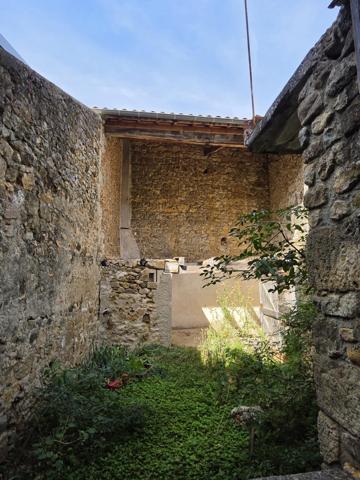 Maison en pierre de 250 m² avec jardinet - VERNOUX EN VIVARAIS