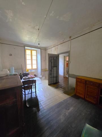 Maison en pierre de 250 m² avec jardinet - VERNOUX EN VIVARAIS