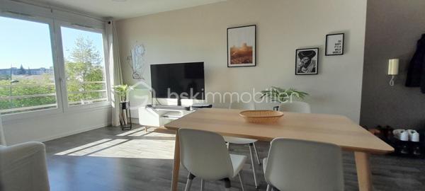 Situé au sein de la résidence recherchée des Joncs Marins, construite en 2016, cet appartement 2 pièces de 41 m², au 2ᵉ étage sur 3 avec ascenseur, saura vous séduire dès la première visite. 
Baigné de lumière et sans vis-à-vis, ce bien séduit immédiatement par son agencement fonctionnel et son excellent état général. Extrêmement bien entretenu par un propriétaire particulièrement soigneux, l’appartement est dans un état irréprochable.
Il se compose d’une entrée ouverte sur une belle pièce de vie exposée plein sud de 23.28 m², avec séjour et cuisine ouverte, aménagée et équipée avec soin, et bénéficiant d’une excellente luminosité. 
Côté nuit, vous trouverez une chambre confortable de 11.79 m² avec loggia, idéale pour profiter d’un espace extérieur au calme, ainsi qu’une grande salle de bains avec WC et baignoire, conforme aux normes handicapées. 
L’appartement dispose d’une bonne isolation et d’un chauffage au gaz assurant un confort thermique efficace au quotidien. 
Vous bénéficierez d’un stationnement privatif sous la forme d’une petite allée, avec une partie couverte, pouvant accueillir 2/3 voitures.
Idéalement situé dans un environnement calme en retrait de l’agitation du centre-ville , l’appartement se trouve à seulement 500 mètres des commerces. Vous profiterez également à proximité immédiate d’une coulée verte, ainsi qu'un bois agréable pour vos promenades, parfaits pour vos moments de détente en plein air.
À proximité des axes routiers principaux (A6 et N104 à 5 minutes) et des transports en commun (bus, tram T12, RER) cet appartement est prêt à vous accueillir immédiatement sans aucun travaux.