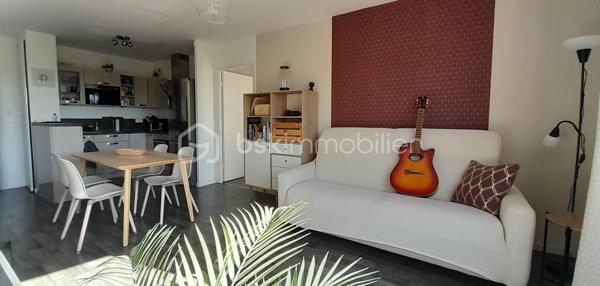 Situé au sein de la résidence recherchée des Joncs Marins, construite en 2016, cet appartement 2 pièces de 41 m², au 2ᵉ étage sur 3 avec ascenseur, saura vous séduire dès la première visite. 
Baigné de lumière et sans vis-à-vis, ce bien séduit immédiatement par son agencement fonctionnel et son excellent état général. Extrêmement bien entretenu par un propriétaire particulièrement soigneux, l’appartement est dans un état irréprochable.
Il se compose d’une entrée ouverte sur une belle pièce de vie exposée plein sud de 23.28 m², avec séjour et cuisine ouverte, aménagée et équipée avec soin, et bénéficiant d’une excellente luminosité. 
Côté nuit, vous trouverez une chambre confortable de 11.79 m² avec loggia, idéale pour profiter d’un espace extérieur au calme, ainsi qu’une grande salle de bains avec WC et baignoire, conforme aux normes handicapées. 
L’appartement dispose d’une bonne isolation et d’un chauffage au gaz assurant un confort thermique efficace au quotidien. 
Vous bénéficierez d’un stationnement privatif sous la forme d’une petite allée, avec une partie couverte, pouvant accueillir 2/3 voitures.
Idéalement situé dans un environnement calme en retrait de l’agitation du centre-ville , l’appartement se trouve à seulement 500 mètres des commerces. Vous profiterez également à proximité immédiate d’une coulée verte, ainsi qu'un bois agréable pour vos promenades, parfaits pour vos moments de détente en plein air.
À proximité des axes routiers principaux (A6 et N104 à 5 minutes) et des transports en commun (bus, tram T12, RER) cet appartement est prêt à vous accueillir immédiatement sans aucun travaux.