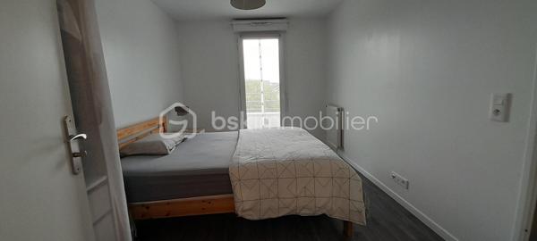 Situé au sein de la résidence recherchée des Joncs Marins, construite en 2016, cet appartement 2 pièces de 41 m², au 2ᵉ étage sur 3 avec ascenseur, saura vous séduire dès la première visite. 
Baigné de lumière et sans vis-à-vis, ce bien séduit immédiatement par son agencement fonctionnel et son excellent état général. Extrêmement bien entretenu par un propriétaire particulièrement soigneux, l’appartement est dans un état irréprochable.
Il se compose d’une entrée ouverte sur une belle pièce de vie exposée plein sud de 23.28 m², avec séjour et cuisine ouverte, aménagée et équipée avec soin, et bénéficiant d’une excellente luminosité. 
Côté nuit, vous trouverez une chambre confortable de 11.79 m² avec loggia, idéale pour profiter d’un espace extérieur au calme, ainsi qu’une grande salle de bains avec WC et baignoire, conforme aux normes handicapées. 
L’appartement dispose d’une bonne isolation et d’un chauffage au gaz assurant un confort thermique efficace au quotidien. 
Vous bénéficierez d’un stationnement privatif sous la forme d’une petite allée, avec une partie couverte, pouvant accueillir 2/3 voitures.
Idéalement situé dans un environnement calme en retrait de l’agitation du centre-ville , l’appartement se trouve à seulement 500 mètres des commerces. Vous profiterez également à proximité immédiate d’une coulée verte, ainsi qu'un bois agréable pour vos promenades, parfaits pour vos moments de détente en plein air.
À proximité des axes routiers principaux (A6 et N104 à 5 minutes) et des transports en commun (bus, tram T12, RER) cet appartement est prêt à vous accueillir immédiatement sans aucun travaux.