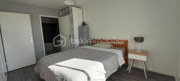 Situé au sein de la résidence recherchée des Joncs Marins, construite en 2016, cet appartement 2 pièces de 41 m², au 2ᵉ étage sur 3 avec ascenseur, saura vous séduire dès la première visite. 
Baigné de lumière et sans vis-à-vis, ce bien séduit immédiatement par son agencement fonctionnel et son excellent état général. Extrêmement bien entretenu par un propriétaire particulièrement soigneux, l’appartement est dans un état irréprochable.
Il se compose d’une entrée ouverte sur une belle pièce de vie exposée plein sud de 23.28 m², avec séjour et cuisine ouverte, aménagée et équipée avec soin, et bénéficiant d’une excellente luminosité. 
Côté nuit, vous trouverez une chambre confortable de 11.79 m² avec loggia, idéale pour profiter d’un espace extérieur au calme, ainsi qu’une grande salle de bains avec WC et baignoire, conforme aux normes handicapées. 
L’appartement dispose d’une bonne isolation et d’un chauffage au gaz assurant un confort thermique efficace au quotidien. 
Vous bénéficierez d’un stationnement privatif sous la forme d’une petite allée, avec une partie couverte, pouvant accueillir 2/3 voitures.
Idéalement situé dans un environnement calme en retrait de l’agitation du centre-ville , l’appartement se trouve à seulement 500 mètres des commerces. Vous profiterez également à proximité immédiate d’une coulée verte, ainsi qu'un bois agréable pour vos promenades, parfaits pour vos moments de détente en plein air.
À proximité des axes routiers principaux (A6 et N104 à 5 minutes) et des transports en commun (bus, tram T12, RER) cet appartement est prêt à vous accueillir immédiatement sans aucun travaux.