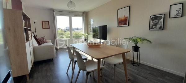Situé au sein de la résidence recherchée des Joncs Marins, construite en 2016, cet appartement 2 pièces de 41 m², au 2ᵉ étage sur 3 avec ascenseur, saura vous séduire dès la première visite. 
Baigné de lumière et sans vis-à-vis, ce bien séduit immédiatement par son agencement fonctionnel et son excellent état général. Extrêmement bien entretenu par un propriétaire particulièrement soigneux, l’appartement est dans un état irréprochable.
Il se compose d’une entrée ouverte sur une belle pièce de vie exposée plein sud de 23.28 m², avec séjour et cuisine ouverte, aménagée et équipée avec soin, et bénéficiant d’une excellente luminosité. 
Côté nuit, vous trouverez une chambre confortable de 11.79 m² avec loggia, idéale pour profiter d’un espace extérieur au calme, ainsi qu’une grande salle de bains avec WC et baignoire, conforme aux normes handicapées. 
L’appartement dispose d’une bonne isolation et d’un chauffage au gaz assurant un confort thermique efficace au quotidien. 
Vous bénéficierez d’un stationnement privatif sous la forme d’une petite allée, avec une partie couverte, pouvant accueillir 2/3 voitures.
Idéalement situé dans un environnement calme en retrait de l’agitation du centre-ville , l’appartement se trouve à seulement 500 mètres des commerces. Vous profiterez également à proximité immédiate d’une coulée verte, ainsi qu'un bois agréable pour vos promenades, parfaits pour vos moments de détente en plein air.
À proximité des axes routiers principaux (A6 et N104 à 5 minutes) et des transports en commun (bus, tram T12, RER) cet appartement est prêt à vous accueillir immédiatement sans aucun travaux.