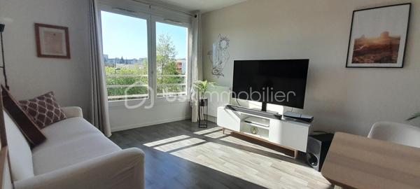 Situé au sein de la résidence recherchée des Joncs Marins, construite en 2016, cet appartement 2 pièces de 41 m², au 2ᵉ étage sur 3 avec ascenseur, saura vous séduire dès la première visite. 
Baigné de lumière et sans vis-à-vis, ce bien séduit immédiatement par son agencement fonctionnel et son excellent état général. Extrêmement bien entretenu par un propriétaire particulièrement soigneux, l’appartement est dans un état irréprochable.
Il se compose d’une entrée ouverte sur une belle pièce de vie exposée plein sud de 23.28 m², avec séjour et cuisine ouverte, aménagée et équipée avec soin, et bénéficiant d’une excellente luminosité. 
Côté nuit, vous trouverez une chambre confortable de 11.79 m² avec loggia, idéale pour profiter d’un espace extérieur au calme, ainsi qu’une grande salle de bains avec WC et baignoire, conforme aux normes handicapées. 
L’appartement dispose d’une bonne isolation et d’un chauffage au gaz assurant un confort thermique efficace au quotidien. 
Vous bénéficierez d’un stationnement privatif sous la forme d’une petite allée, avec une partie couverte, pouvant accueillir 2/3 voitures.
Idéalement situé dans un environnement calme en retrait de l’agitation du centre-ville , l’appartement se trouve à seulement 500 mètres des commerces. Vous profiterez également à proximité immédiate d’une coulée verte, ainsi qu'un bois agréable pour vos promenades, parfaits pour vos moments de détente en plein air.
À proximité des axes routiers principaux (A6 et N104 à 5 minutes) et des transports en commun (bus, tram T12, RER) cet appartement est prêt à vous accueillir immédiatement sans aucun travaux.