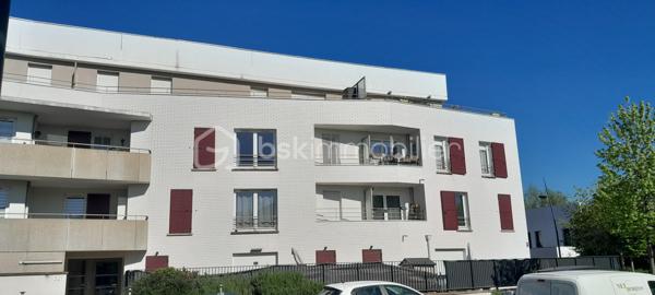 Situé au sein de la résidence recherchée des Joncs Marins, construite en 2016, cet appartement 2 pièces de 41 m², au 2ᵉ étage sur 3 avec ascenseur, saura vous séduire dès la première visite. 
Baigné de lumière et sans vis-à-vis, ce bien séduit immédiatement par son agencement fonctionnel et son excellent état général. Extrêmement bien entretenu par un propriétaire particulièrement soigneux, l’appartement est dans un état irréprochable.
Il se compose d’une entrée ouverte sur une belle pièce de vie exposée plein sud de 23.28 m², avec séjour et cuisine ouverte, aménagée et équipée avec soin, et bénéficiant d’une excellente luminosité. 
Côté nuit, vous trouverez une chambre confortable de 11.79 m² avec loggia, idéale pour profiter d’un espace extérieur au calme, ainsi qu’une grande salle de bains avec WC et baignoire, conforme aux normes handicapées. 
L’appartement dispose d’une bonne isolation et d’un chauffage au gaz assurant un confort thermique efficace au quotidien. 
Vous bénéficierez d’un stationnement privatif sous la forme d’une petite allée, avec une partie couverte, pouvant accueillir 2/3 voitures.
Idéalement situé dans un environnement calme en retrait de l’agitation du centre-ville , l’appartement se trouve à seulement 500 mètres des commerces. Vous profiterez également à proximité immédiate d’une coulée verte, ainsi qu'un bois agréable pour vos promenades, parfaits pour vos moments de détente en plein air.
À proximité des axes routiers principaux (A6 et N104 à 5 minutes) et des transports en commun (bus, tram T12, RER) cet appartement est prêt à vous accueillir immédiatement sans aucun travaux.