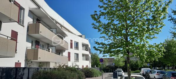 Situé au sein de la résidence recherchée des Joncs Marins, construite en 2016, cet appartement 2 pièces de 41 m², au 2ᵉ étage sur 3 avec ascenseur, saura vous séduire dès la première visite. 
Baigné de lumière et sans vis-à-vis, ce bien séduit immédiatement par son agencement fonctionnel et son excellent état général. Extrêmement bien entretenu par un propriétaire particulièrement soigneux, l’appartement est dans un état irréprochable.
Il se compose d’une entrée ouverte sur une belle pièce de vie exposée plein sud de 23.28 m², avec séjour et cuisine ouverte, aménagée et équipée avec soin, et bénéficiant d’une excellente luminosité. 
Côté nuit, vous trouverez une chambre confortable de 11.79 m² avec loggia, idéale pour profiter d’un espace extérieur au calme, ainsi qu’une grande salle de bains avec WC et baignoire, conforme aux normes handicapées. 
L’appartement dispose d’une bonne isolation et d’un chauffage au gaz assurant un confort thermique efficace au quotidien. 
Vous bénéficierez d’un stationnement privatif sous la forme d’une petite allée, avec une partie couverte, pouvant accueillir 2/3 voitures.
Idéalement situé dans un environnement calme en retrait de l’agitation du centre-ville , l’appartement se trouve à seulement 500 mètres des commerces. Vous profiterez également à proximité immédiate d’une coulée verte, ainsi qu'un bois agréable pour vos promenades, parfaits pour vos moments de détente en plein air.
À proximité des axes routiers principaux (A6 et N104 à 5 minutes) et des transports en commun (bus, tram T12, RER) cet appartement est prêt à vous accueillir immédiatement sans aucun travaux.
