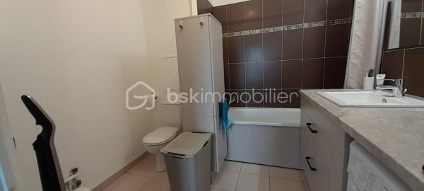 Situé au sein de la résidence recherchée des Joncs Marins, construite en 2016, cet appartement 2 pièces de 41 m², au 2ᵉ étage sur 3 avec ascenseur, saura vous séduire dès la première visite. 
Baigné de lumière et sans vis-à-vis, ce bien séduit immédiatement par son agencement fonctionnel et son excellent état général. Extrêmement bien entretenu par un propriétaire particulièrement soigneux, l’appartement est dans un état irréprochable.
Il se compose d’une entrée ouverte sur une belle pièce de vie exposée plein sud de 23.28 m², avec séjour et cuisine ouverte, aménagée et équipée avec soin, et bénéficiant d’une excellente luminosité. 
Côté nuit, vous trouverez une chambre confortable de 11.79 m² avec loggia, idéale pour profiter d’un espace extérieur au calme, ainsi qu’une grande salle de bains avec WC et baignoire, conforme aux normes handicapées. 
L’appartement dispose d’une bonne isolation et d’un chauffage au gaz assurant un confort thermique efficace au quotidien. 
Vous bénéficierez d’un stationnement privatif sous la forme d’une petite allée, avec une partie couverte, pouvant accueillir 2/3 voitures.
Idéalement situé dans un environnement calme en retrait de l’agitation du centre-ville , l’appartement se trouve à seulement 500 mètres des commerces. Vous profiterez également à proximité immédiate d’une coulée verte, ainsi qu'un bois agréable pour vos promenades, parfaits pour vos moments de détente en plein air.
À proximité des axes routiers principaux (A6 et N104 à 5 minutes) et des transports en commun (bus, tram T12, RER) cet appartement est prêt à vous accueillir immédiatement sans aucun travaux.