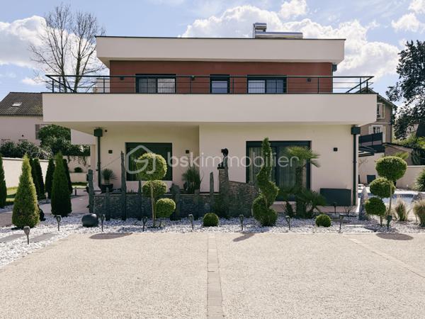 À moins de 10 minutes à pied du parc du château de Fontainebleau, découvrez cette maison d’architecte construite en 2020, développant 225 m² habitables sur une parcelle de 1 866 m².

Classée DPE A, cette maison contemporaine bénéficie d'une conception tournée vers le confort et la performance énergétique , avec notamment une pompe à chaleur, un plancher chauffant sur deux niveaux et un ballon solaire. 

Elle offre au rez-de-chaussée une entrée, un vaste séjour traversant de 74 m² avec cheminée, une cuisine équipée, un bureau avec entrée indépendante, une salle de bains avec WC et un espace technique.

À l’étage, vous trouverez 4 chambres, dont une suite parentale de plus de 30 m² avec salle d’eau, double douche, dressing et accès au toit-terrasse. Deux autres chambres disposent également d’un accès terrasse. Une seconde salle d’eau et un WC indépendant complètent ce niveau.

À l’extérieur, le jardin paysager accueille plusieurs terrasses et pergolas ainsi qu’une piscine chauffée de 7,5 x 4 m avec nage à contre-courant.

La propriété bénéficie également d’un double garage de plus de 60 m² avec sous-sol et borne de recharge électrique.

Côté confort : pompe à chaleur air/eau, plancher chauffant sur les deux niveaux, ballon solaire, double vitrage, domotique et toit végétalisé.

Une partie du terrain est déjà divisée et viabilisée, offrant un potentiel complémentaire.

La maison est vendue entièrement meublée.

📍 Avon – à moins de 10 min à pied du parc du château
🚆 Gare Fontainebleau-Avon – Paris en environ 40 min