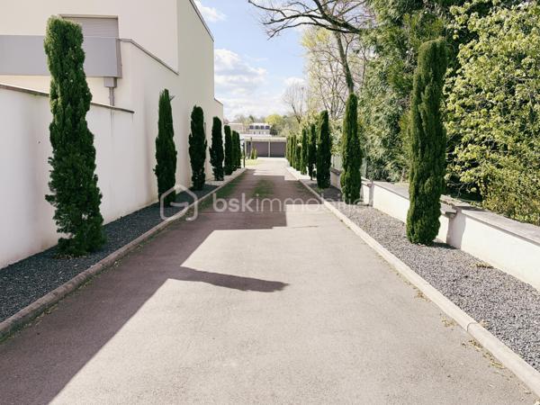 À moins de 10 minutes à pied du parc du château de Fontainebleau, découvrez cette maison d’architecte construite en 2020, développant 225 m² habitables sur une parcelle de 1 866 m².

Classée DPE A, cette maison contemporaine bénéficie d'une conception tournée vers le confort et la performance énergétique , avec notamment une pompe à chaleur, un plancher chauffant sur deux niveaux et un ballon solaire. 

Elle offre au rez-de-chaussée une entrée, un vaste séjour traversant de 74 m² avec cheminée, une cuisine équipée, un bureau avec entrée indépendante, une salle de bains avec WC et un espace technique.

À l’étage, vous trouverez 4 chambres, dont une suite parentale de plus de 30 m² avec salle d’eau, double douche, dressing et accès au toit-terrasse. Deux autres chambres disposent également d’un accès terrasse. Une seconde salle d’eau et un WC indépendant complètent ce niveau.

À l’extérieur, le jardin paysager accueille plusieurs terrasses et pergolas ainsi qu’une piscine chauffée de 7,5 x 4 m avec nage à contre-courant.

La propriété bénéficie également d’un double garage de plus de 60 m² avec sous-sol et borne de recharge électrique.

Côté confort : pompe à chaleur air/eau, plancher chauffant sur les deux niveaux, ballon solaire, double vitrage, domotique et toit végétalisé.

Une partie du terrain est déjà divisée et viabilisée, offrant un potentiel complémentaire.

La maison est vendue entièrement meublée.

📍 Avon – à moins de 10 min à pied du parc du château
🚆 Gare Fontainebleau-Avon – Paris en environ 40 min