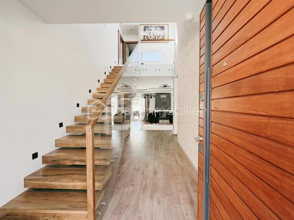 À moins de 10 minutes à pied du parc du château de Fontainebleau, découvrez cette maison d’architecte construite en 2020, développant 225 m² habitables sur une parcelle de 1 866 m².

Classée DPE A, cette maison contemporaine bénéficie d'une conception tournée vers le confort et la performance énergétique , avec notamment une pompe à chaleur, un plancher chauffant sur deux niveaux et un ballon solaire. 

Elle offre au rez-de-chaussée une entrée, un vaste séjour traversant de 74 m² avec cheminée, une cuisine équipée, un bureau avec entrée indépendante, une salle de bains avec WC et un espace technique.

À l’étage, vous trouverez 4 chambres, dont une suite parentale de plus de 30 m² avec salle d’eau, double douche, dressing et accès au toit-terrasse. Deux autres chambres disposent également d’un accès terrasse. Une seconde salle d’eau et un WC indépendant complètent ce niveau.

À l’extérieur, le jardin paysager accueille plusieurs terrasses et pergolas ainsi qu’une piscine chauffée de 7,5 x 4 m avec nage à contre-courant.

La propriété bénéficie également d’un double garage de plus de 60 m² avec sous-sol et borne de recharge électrique.

Côté confort : pompe à chaleur air/eau, plancher chauffant sur les deux niveaux, ballon solaire, double vitrage, domotique et toit végétalisé.

Une partie du terrain est déjà divisée et viabilisée, offrant un potentiel complémentaire.

La maison est vendue entièrement meublée.

📍 Avon – à moins de 10 min à pied du parc du château
🚆 Gare Fontainebleau-Avon – Paris en environ 40 min