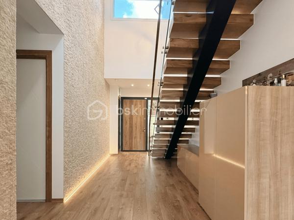 À moins de 10 minutes à pied du parc du château de Fontainebleau, découvrez cette maison d’architecte construite en 2020, développant 225 m² habitables sur une parcelle de 1 866 m².

Classée DPE A, cette maison contemporaine bénéficie d'une conception tournée vers le confort et la performance énergétique , avec notamment une pompe à chaleur, un plancher chauffant sur deux niveaux et un ballon solaire. 

Elle offre au rez-de-chaussée une entrée, un vaste séjour traversant de 74 m² avec cheminée, une cuisine équipée, un bureau avec entrée indépendante, une salle de bains avec WC et un espace technique.

À l’étage, vous trouverez 4 chambres, dont une suite parentale de plus de 30 m² avec salle d’eau, double douche, dressing et accès au toit-terrasse. Deux autres chambres disposent également d’un accès terrasse. Une seconde salle d’eau et un WC indépendant complètent ce niveau.

À l’extérieur, le jardin paysager accueille plusieurs terrasses et pergolas ainsi qu’une piscine chauffée de 7,5 x 4 m avec nage à contre-courant.

La propriété bénéficie également d’un double garage de plus de 60 m² avec sous-sol et borne de recharge électrique.

Côté confort : pompe à chaleur air/eau, plancher chauffant sur les deux niveaux, ballon solaire, double vitrage, domotique et toit végétalisé.

Une partie du terrain est déjà divisée et viabilisée, offrant un potentiel complémentaire.

La maison est vendue entièrement meublée.

📍 Avon – à moins de 10 min à pied du parc du château
🚆 Gare Fontainebleau-Avon – Paris en environ 40 min