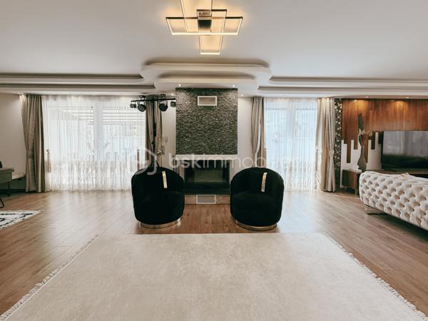 À moins de 10 minutes à pied du parc du château de Fontainebleau, découvrez cette maison d’architecte construite en 2020, développant 225 m² habitables sur une parcelle de 1 866 m².

Classée DPE A, cette maison contemporaine bénéficie d'une conception tournée vers le confort et la performance énergétique , avec notamment une pompe à chaleur, un plancher chauffant sur deux niveaux et un ballon solaire. 

Elle offre au rez-de-chaussée une entrée, un vaste séjour traversant de 74 m² avec cheminée, une cuisine équipée, un bureau avec entrée indépendante, une salle de bains avec WC et un espace technique.

À l’étage, vous trouverez 4 chambres, dont une suite parentale de plus de 30 m² avec salle d’eau, double douche, dressing et accès au toit-terrasse. Deux autres chambres disposent également d’un accès terrasse. Une seconde salle d’eau et un WC indépendant complètent ce niveau.

À l’extérieur, le jardin paysager accueille plusieurs terrasses et pergolas ainsi qu’une piscine chauffée de 7,5 x 4 m avec nage à contre-courant.

La propriété bénéficie également d’un double garage de plus de 60 m² avec sous-sol et borne de recharge électrique.

Côté confort : pompe à chaleur air/eau, plancher chauffant sur les deux niveaux, ballon solaire, double vitrage, domotique et toit végétalisé.

Une partie du terrain est déjà divisée et viabilisée, offrant un potentiel complémentaire.

La maison est vendue entièrement meublée.

📍 Avon – à moins de 10 min à pied du parc du château
🚆 Gare Fontainebleau-Avon – Paris en environ 40 min