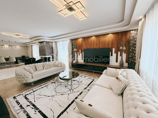 À moins de 10 minutes à pied du parc du château de Fontainebleau, découvrez cette maison d’architecte construite en 2020, développant 225 m² habitables sur une parcelle de 1 866 m².

Classée DPE A, cette maison contemporaine bénéficie d'une conception tournée vers le confort et la performance énergétique , avec notamment une pompe à chaleur, un plancher chauffant sur deux niveaux et un ballon solaire. 

Elle offre au rez-de-chaussée une entrée, un vaste séjour traversant de 74 m² avec cheminée, une cuisine équipée, un bureau avec entrée indépendante, une salle de bains avec WC et un espace technique.

À l’étage, vous trouverez 4 chambres, dont une suite parentale de plus de 30 m² avec salle d’eau, double douche, dressing et accès au toit-terrasse. Deux autres chambres disposent également d’un accès terrasse. Une seconde salle d’eau et un WC indépendant complètent ce niveau.

À l’extérieur, le jardin paysager accueille plusieurs terrasses et pergolas ainsi qu’une piscine chauffée de 7,5 x 4 m avec nage à contre-courant.

La propriété bénéficie également d’un double garage de plus de 60 m² avec sous-sol et borne de recharge électrique.

Côté confort : pompe à chaleur air/eau, plancher chauffant sur les deux niveaux, ballon solaire, double vitrage, domotique et toit végétalisé.

Une partie du terrain est déjà divisée et viabilisée, offrant un potentiel complémentaire.

La maison est vendue entièrement meublée.

📍 Avon – à moins de 10 min à pied du parc du château
🚆 Gare Fontainebleau-Avon – Paris en environ 40 min
