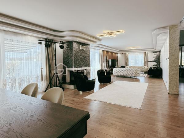 À moins de 10 minutes à pied du parc du château de Fontainebleau, découvrez cette maison d’architecte construite en 2020, développant 225 m² habitables sur une parcelle de 1 866 m².

Classée DPE A, cette maison contemporaine bénéficie d'une conception tournée vers le confort et la performance énergétique , avec notamment une pompe à chaleur, un plancher chauffant sur deux niveaux et un ballon solaire. 

Elle offre au rez-de-chaussée une entrée, un vaste séjour traversant de 74 m² avec cheminée, une cuisine équipée, un bureau avec entrée indépendante, une salle de bains avec WC et un espace technique.

À l’étage, vous trouverez 4 chambres, dont une suite parentale de plus de 30 m² avec salle d’eau, double douche, dressing et accès au toit-terrasse. Deux autres chambres disposent également d’un accès terrasse. Une seconde salle d’eau et un WC indépendant complètent ce niveau.

À l’extérieur, le jardin paysager accueille plusieurs terrasses et pergolas ainsi qu’une piscine chauffée de 7,5 x 4 m avec nage à contre-courant.

La propriété bénéficie également d’un double garage de plus de 60 m² avec sous-sol et borne de recharge électrique.

Côté confort : pompe à chaleur air/eau, plancher chauffant sur les deux niveaux, ballon solaire, double vitrage, domotique et toit végétalisé.

Une partie du terrain est déjà divisée et viabilisée, offrant un potentiel complémentaire.

La maison est vendue entièrement meublée.

📍 Avon – à moins de 10 min à pied du parc du château
🚆 Gare Fontainebleau-Avon – Paris en environ 40 min